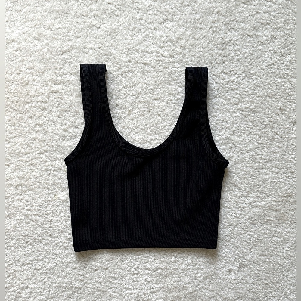 Aritiza Simple, plain black, basic tank top